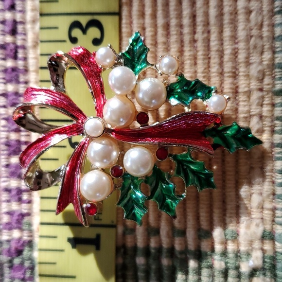 Pretty oliday broach with red/gold bow, green Holly leaves and gorgeous pearls. - Picture 4 of 5